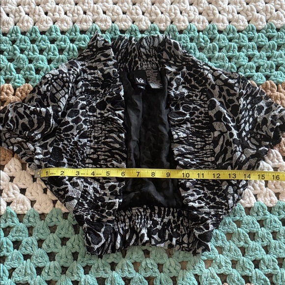 Love Tease Black Gray Abstract Animal Print Ruffle Textured Shrug Womans sz Med - Picture 3 of 6